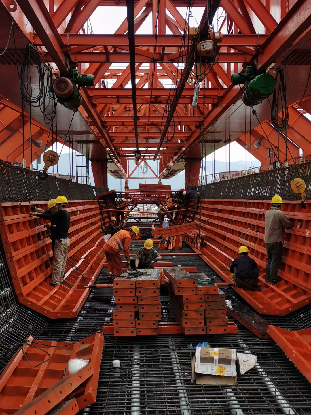 广西崇左移动模架厂家 上行式移动模架在高速铁路高线形标准桥梁建设中的典型应用——以深江铁路为例