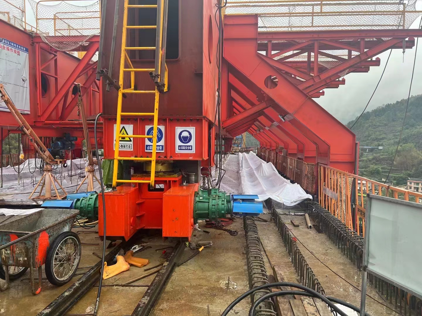 云南昆明移动模架厂家 上行式移动模架在公路高墩与跨线桥建设中的应用实践