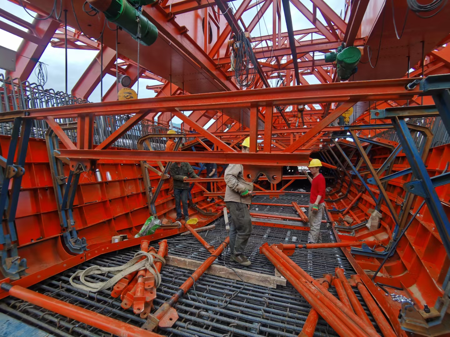 云南曲靖移动模架厂家 上行式移动模架在大型跨河跨谷桥梁现浇施工中的核心优势——以磴口黄河特大桥为例