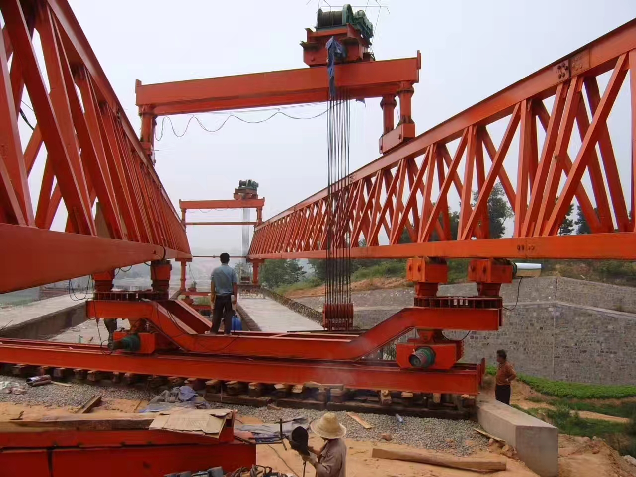 河南信阳架桥机厂家 前探中承稳行舟：双导梁架桥机前支腿与中支腿实操解析