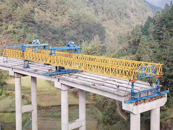 河南商丘架桥机厂家 双足稳立承万钧：双导梁架桥机后支腿与辅助支腿实操解析