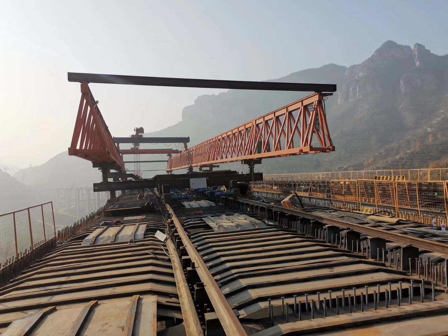 河南新乡架桥机厂家 群智协筑 跨山越海：架桥机器人集群的协同作业图鉴